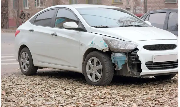 Weiße Limousine mit Motorschaden in Spremberg